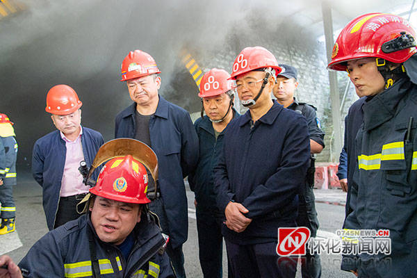 10月25日上午,沪昆高速雪峰山隧道内半挂车起火事故救援救治工作现场.
