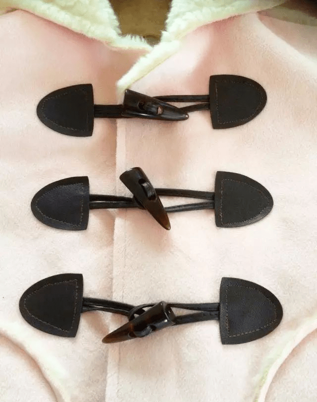 皮绒牛角扣宝宝大衣缝纫过程及裁剪参考