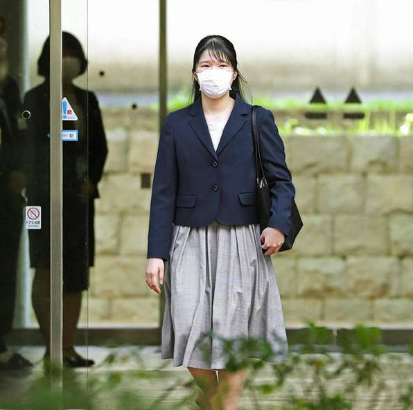 原创日本18岁爱子公主亮相太老气西装配伞裙显淑女打绺半披发好尬