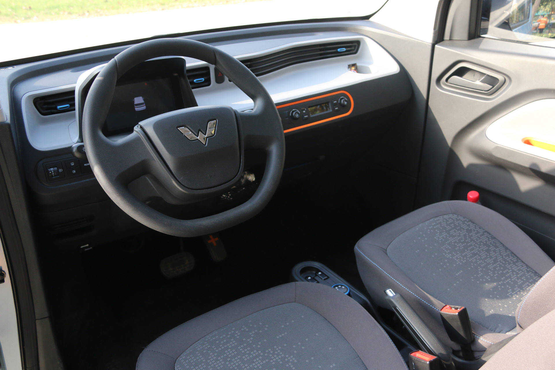 五菱宏光miniev它与老头乐的区别绝不仅限于能上牌