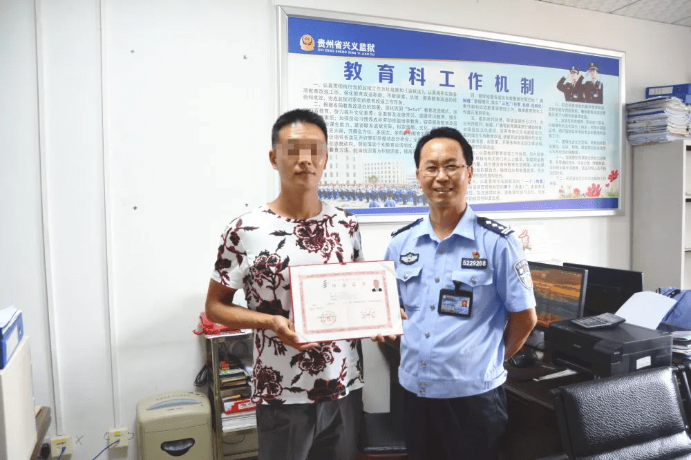 在监狱服刑居然会拿到两本大学毕业证