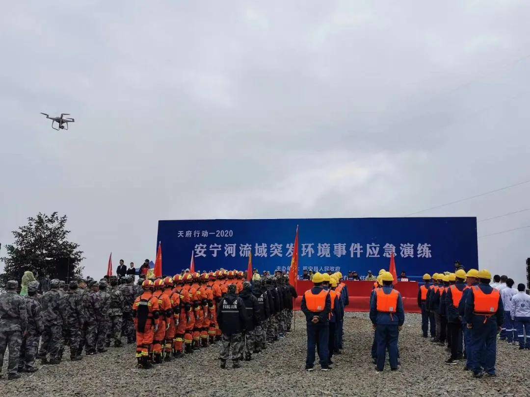 图:应急演练现场冕宁县委副书记,县长刘长佐宣布:"应急演练,开始.