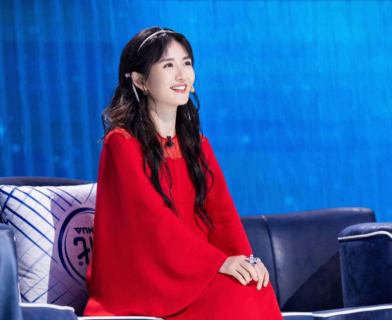 女明星保养是认真的谢娜37岁穿蕾丝裙像少女戴蝴蝶结更嫩了