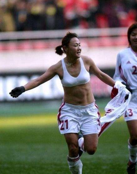 原创中国女足第一人进球后直接脱衣庆祝腹肌令观众看呆