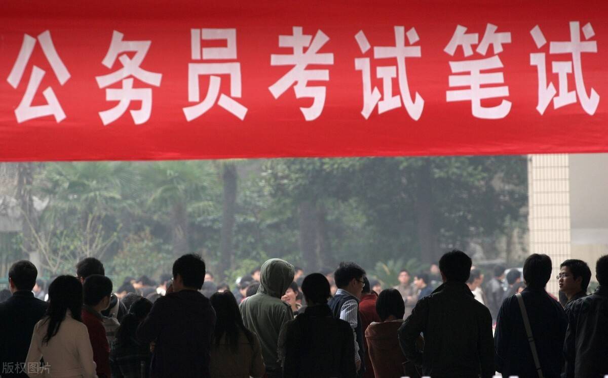 公务员考试,正在逐渐成为有钱人的考试!穷人家庭越来越难考上_备考