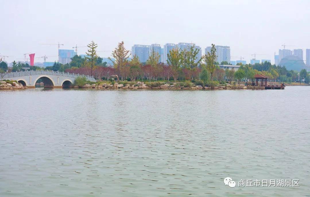 商丘市日月湖景区满目彩霞养眼醉心妙趣天成