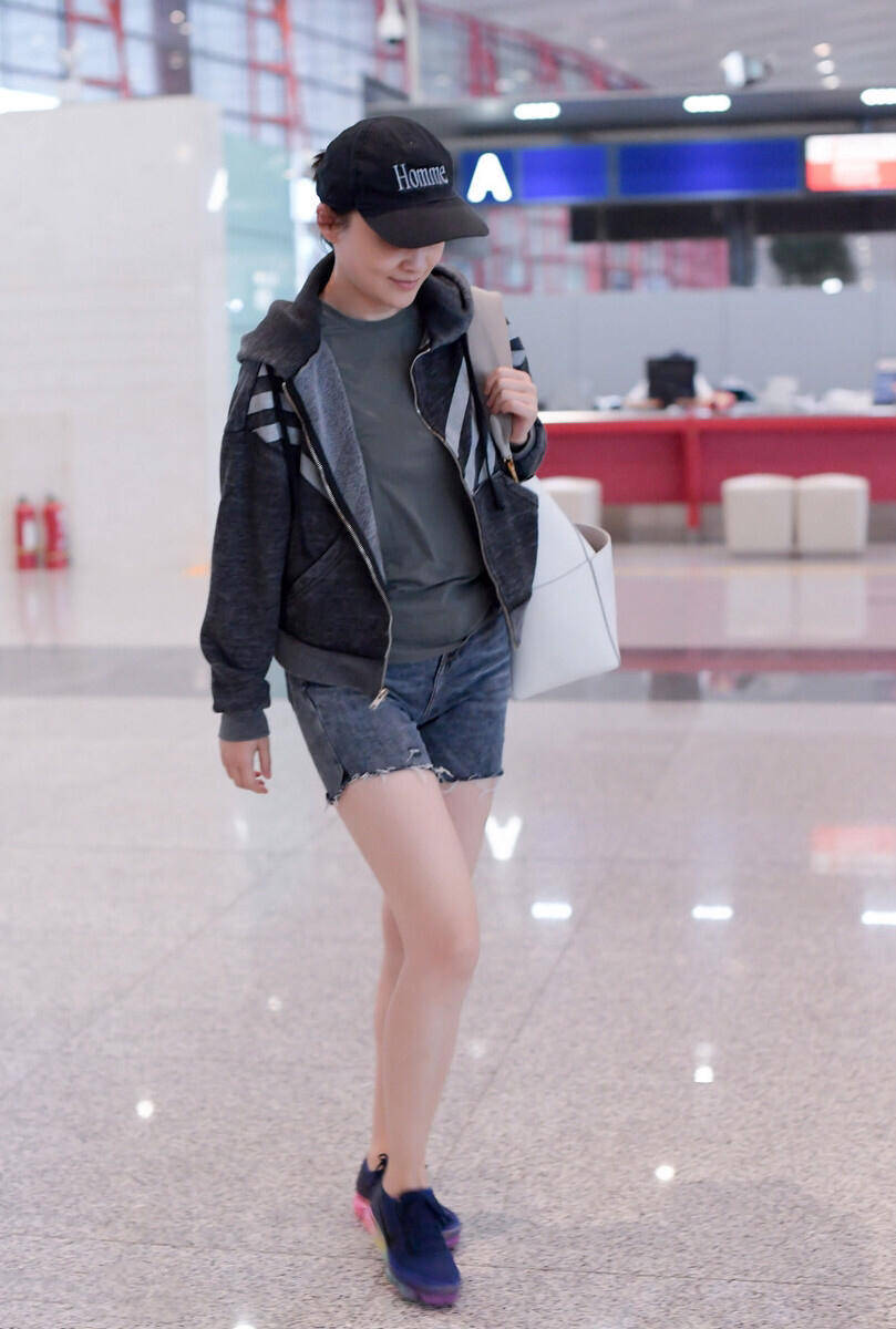 原创梅婷高颜值任性素颜搭运动风外套走机场依然气场全开超漂亮