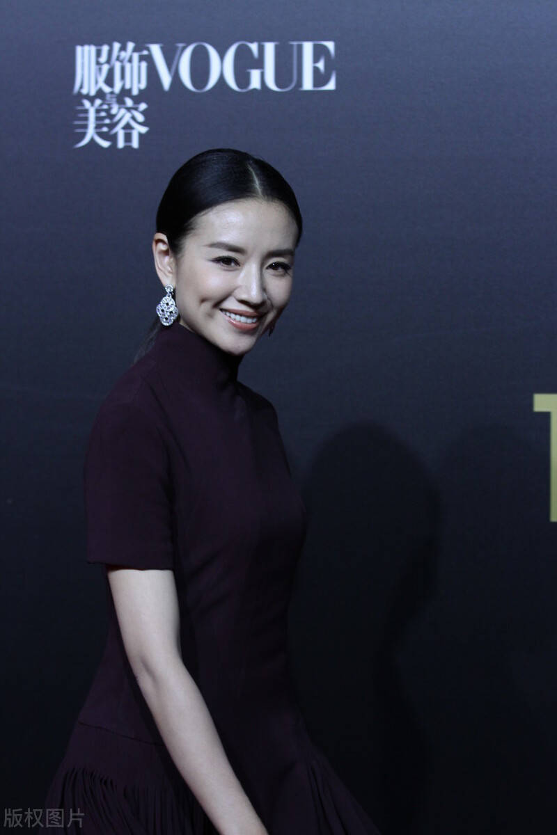 董洁长相很素,年龄一大就干瘪了,法令纹严重的像是四五十岁的!