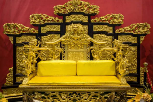 北京故宫的龙椅并不是黄金做成的历经岁月洗礼之后才完美呈现在我们