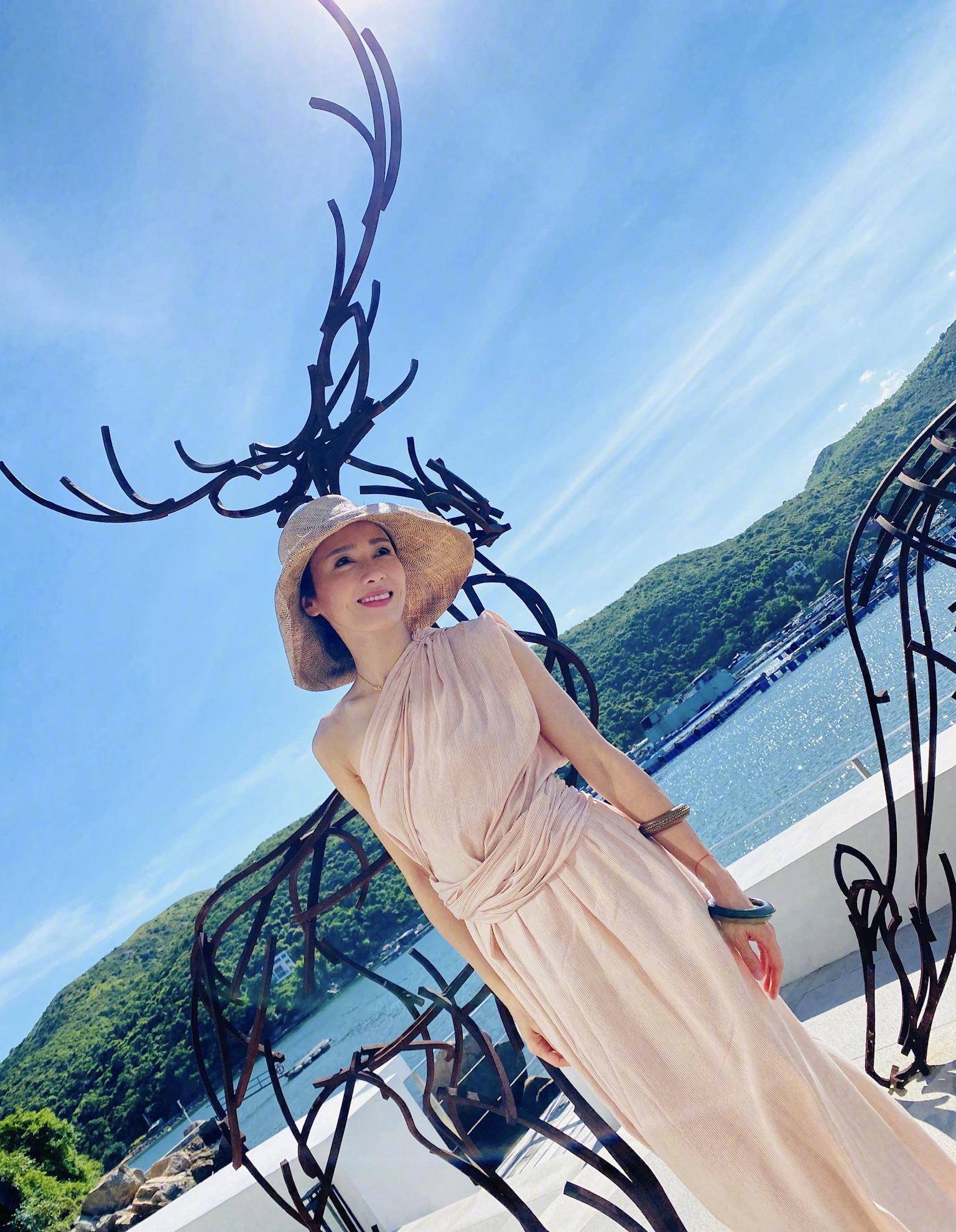 香港老牌美女晒度假风穿搭,牛仔衣配大檐帽,状态一点不像49岁