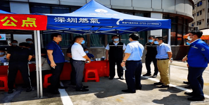 在沙嘴村开展管道天然气开户和点火活动中,福田区住房和建设局杨占东