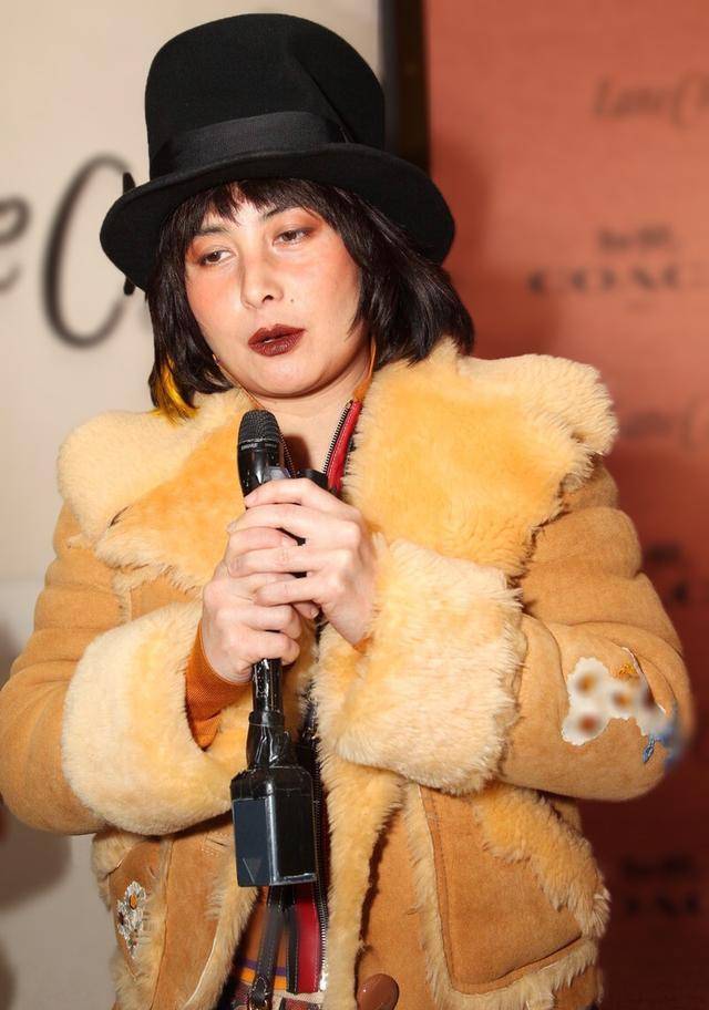 原创赌王千金何超仪难逃中年发福一身华丽打扮亮相难掩富态身材