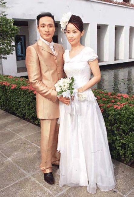 和影帝一见钟情,婚后19年从未做过家务,如今49岁被宠成公主