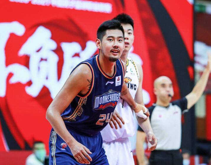 郭艾伦轰30 6 12,与郭凯伦上演兄弟对决,辽篮大胜同曦获6连胜