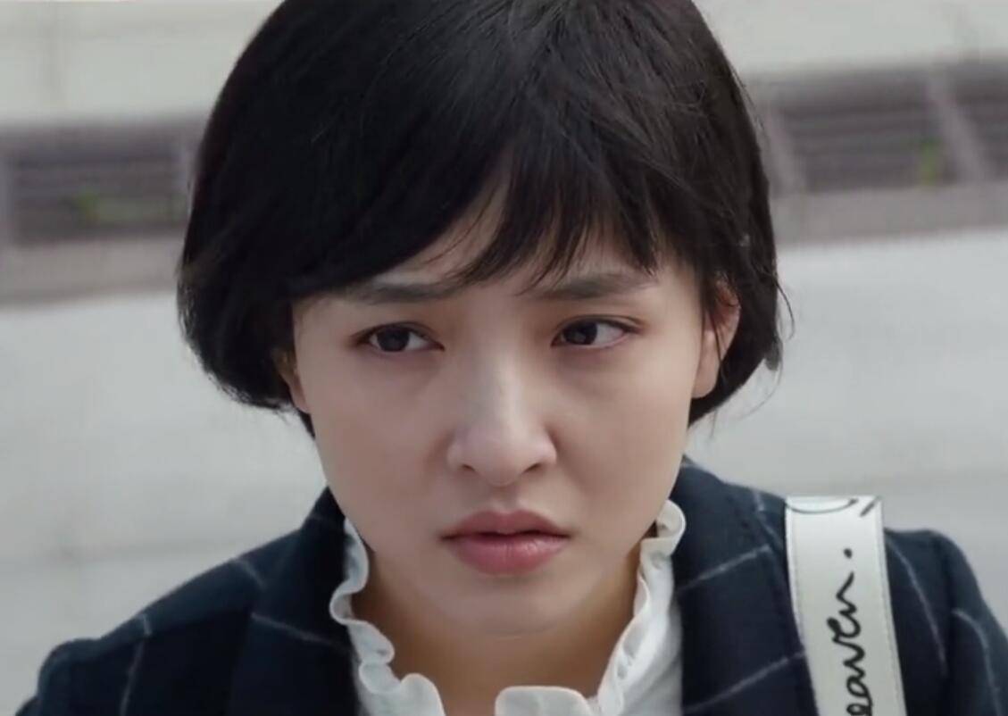 《黑色灯塔》的主角毫无以为是吴倩饰演的书记员乔雅和杨玏饰演的