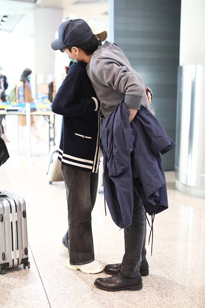 最萌身高差!靳东辛芷蕾机场巧遇 相拥道别十分有爱