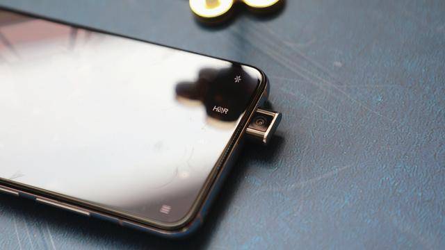 redmik30至尊版图赏今年为数不多的弹出式镜头设计