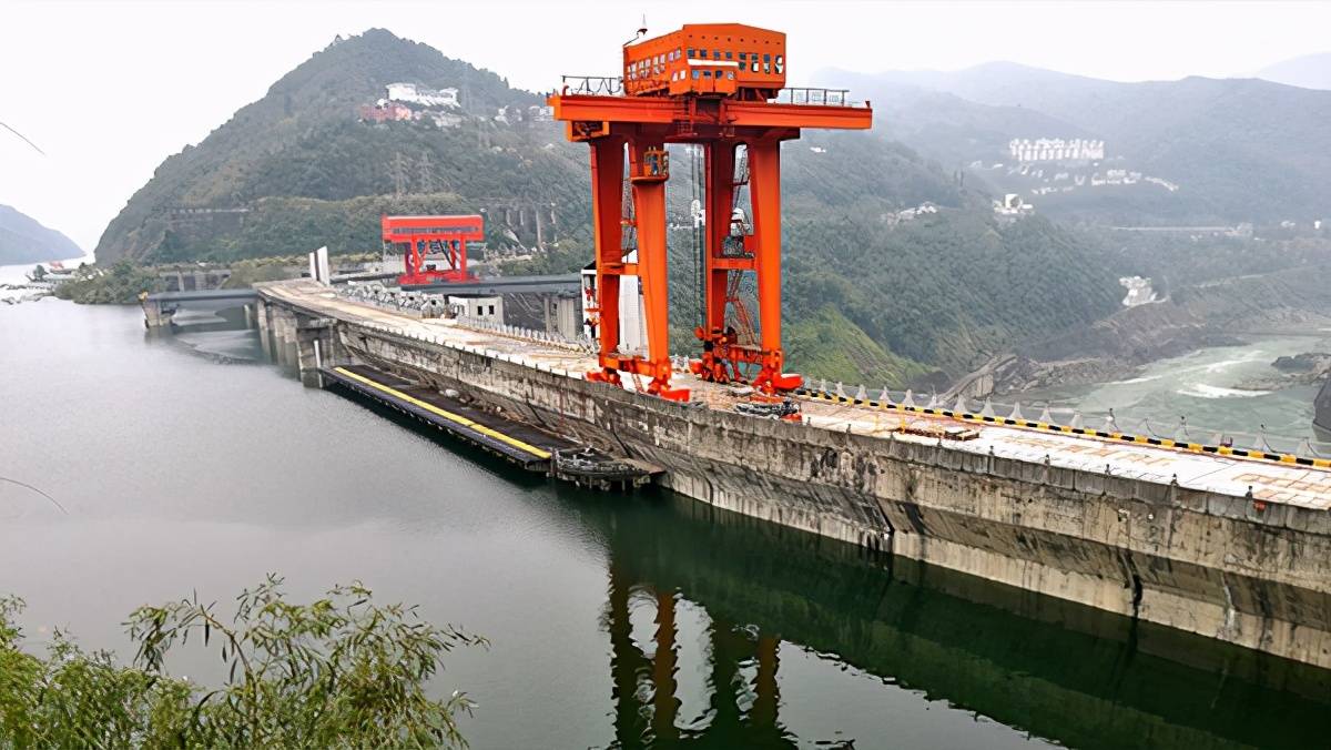 安康水电厂为迎峰度冬充上"满格电"_工作