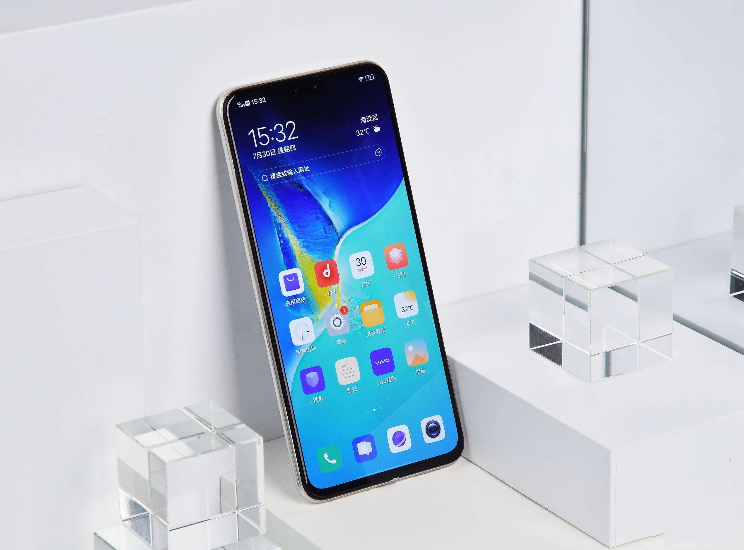 目前市面上只有这四款手机配备了刘海屏!