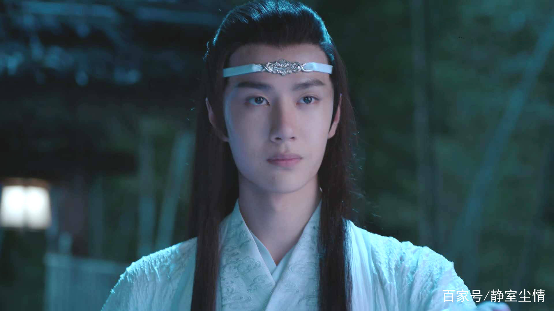 静室前,当着既是宗主又是兄长的蓝曦臣之面,蓝忘机拎着两坛天子笑