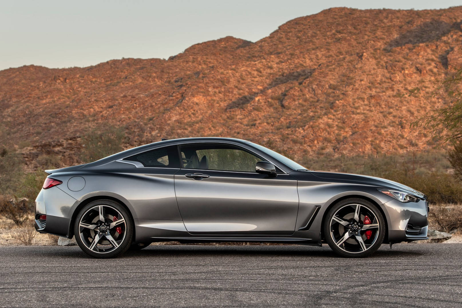 0t爆400马力,2021款英菲尼迪q60颜值仍在线,内饰土了点