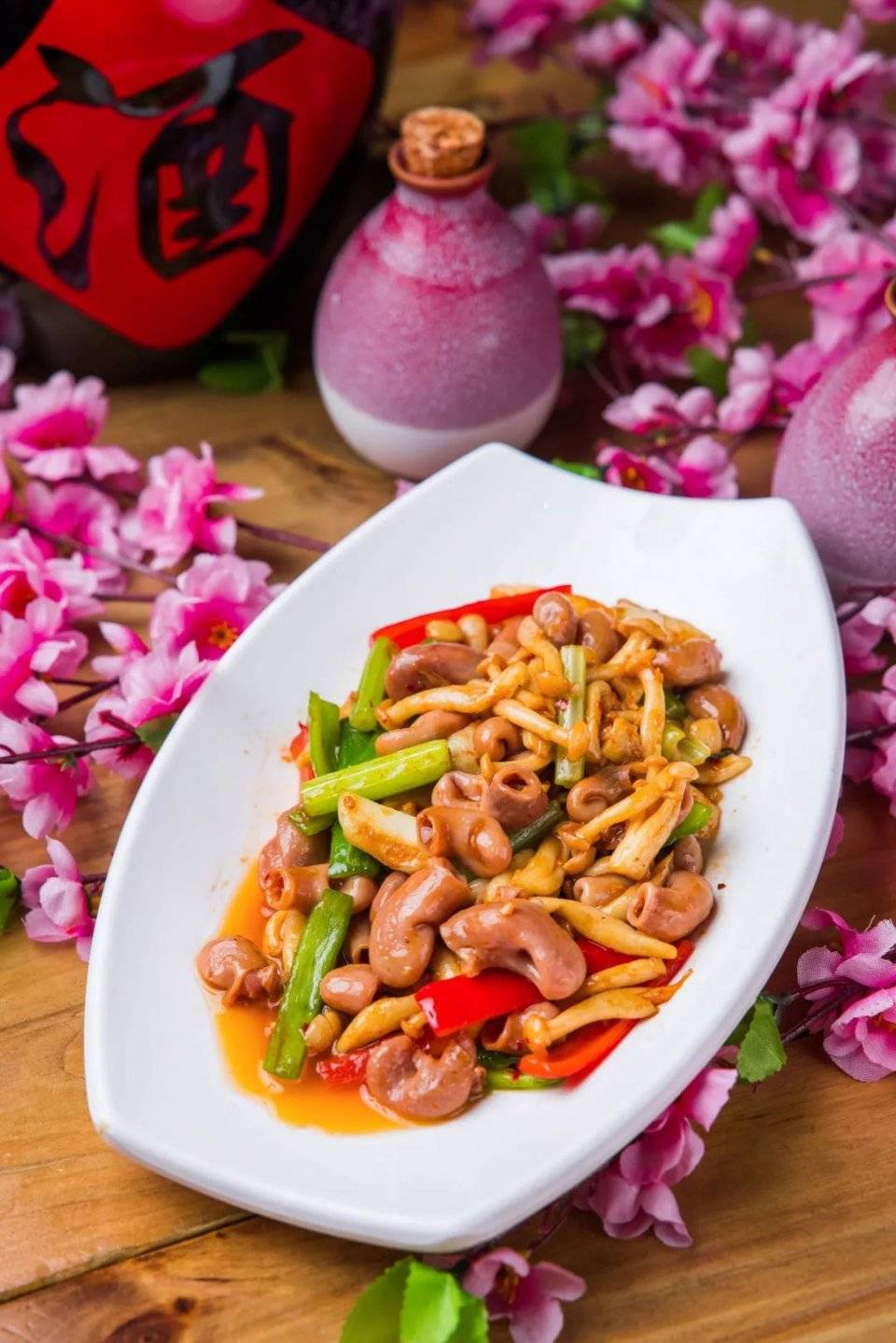 这道白玉菇炒鱼肚,qq弹弹的鱼肚处理得很干净,没有一点儿腥味,和白玉