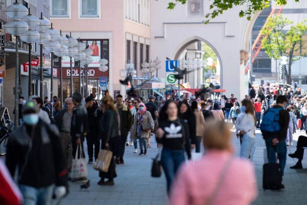 慕尼黑街头购物的人群6月16日,德国进一步放松了26个欧盟伙伴国,英国