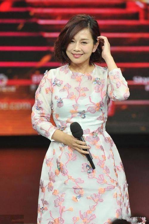 原创49岁陈松伶发福严重,穿竖条纹连衣裙完全看不到腰在哪!