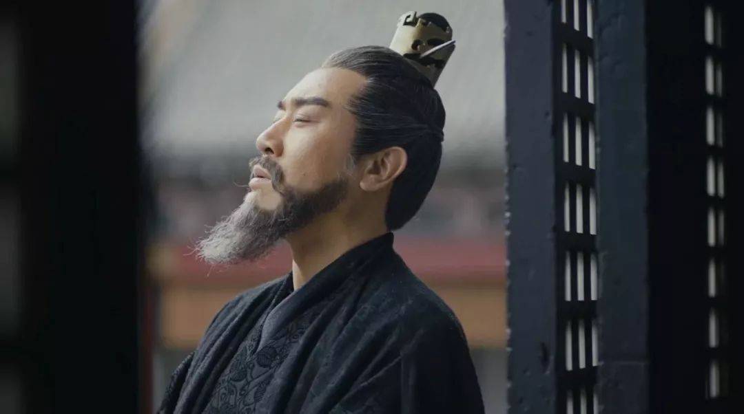 晋愍帝在位时司马睿被封为左丞相,但是,这只是虚职,因为皇帝在胡人手