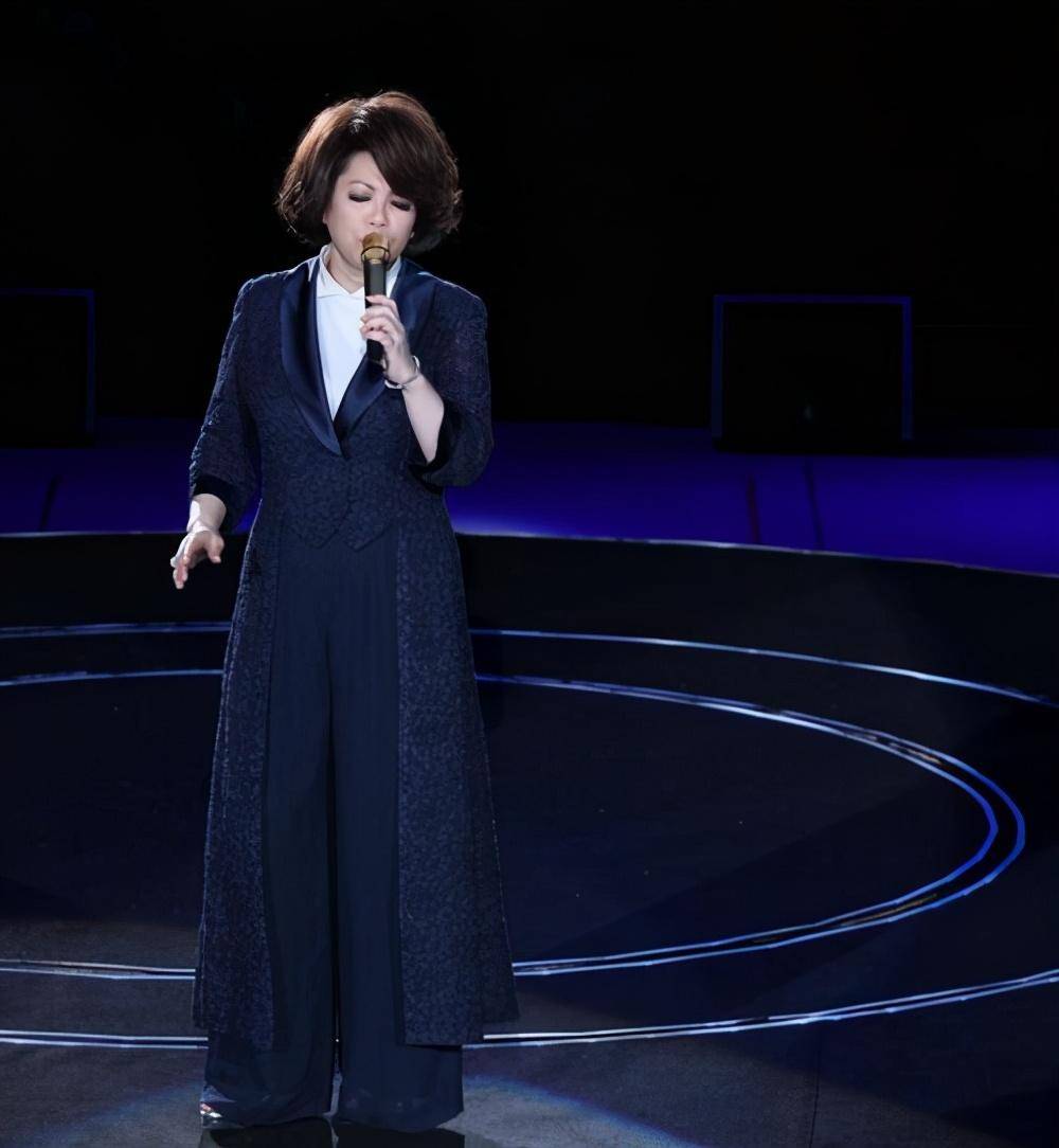 62岁蔡琴老年独身活出精彩连衣裙搭披肩优雅自信照穿富态