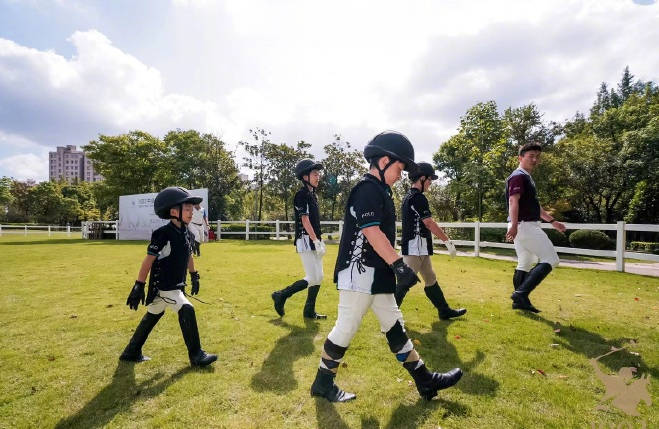 大儿子邹明轩已成长为壮实小伙. 冉莹颖儿子上马术课.