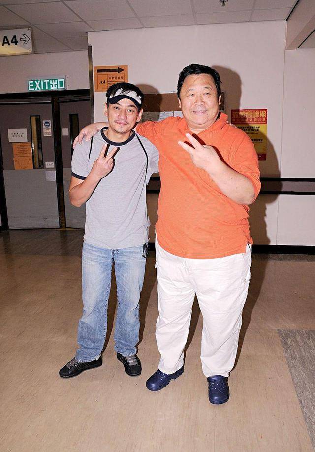 原创秦煌返tvb途中不慎摔倒,靠四人搀扶起身,与子女疏离未及时通知