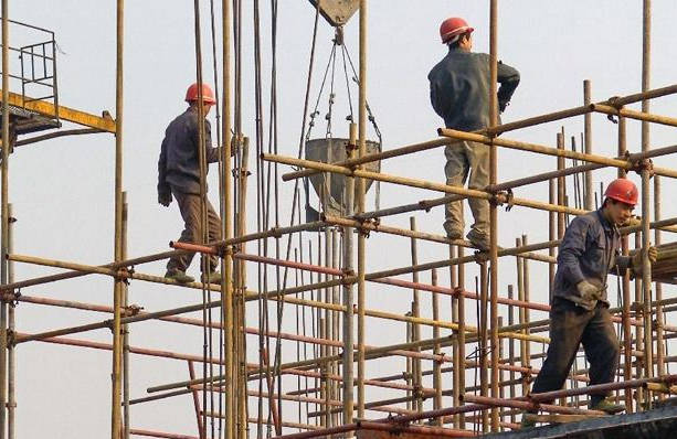 工地干活3百天农民工还说没钱这3种人收入再高也会败光