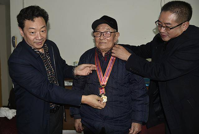 湖北民族大学党委书记吴建清看望慰问抗美援朝老党员赵友森