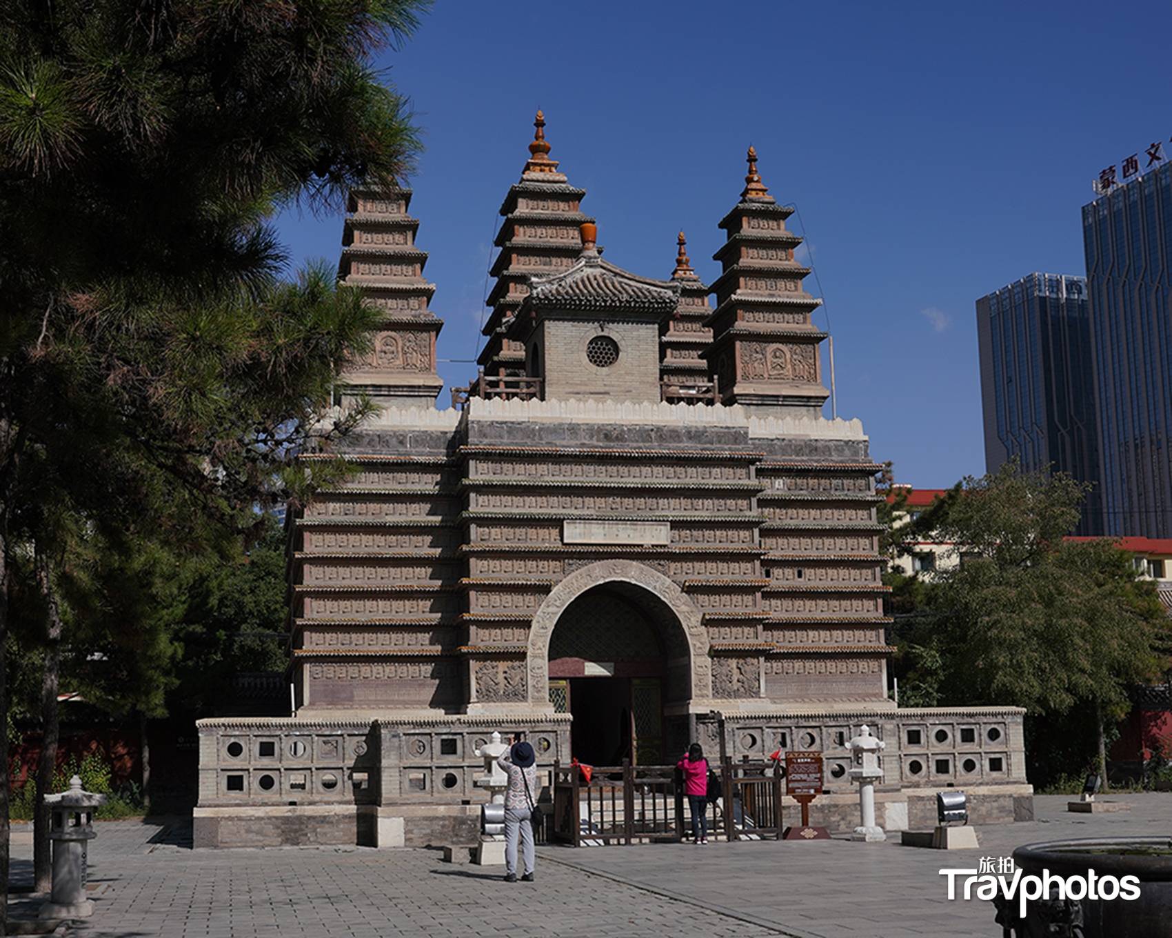 大召寺廣場阿勒坦汗塑像清朝末年,清政府將歸化城和綏遠城合併,稱為歸