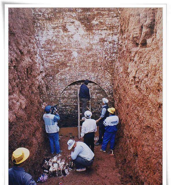 "大水坑"下暗藏古墓,抽水机抽了半个月,最后挖出700多颗宝石_手机搜狐