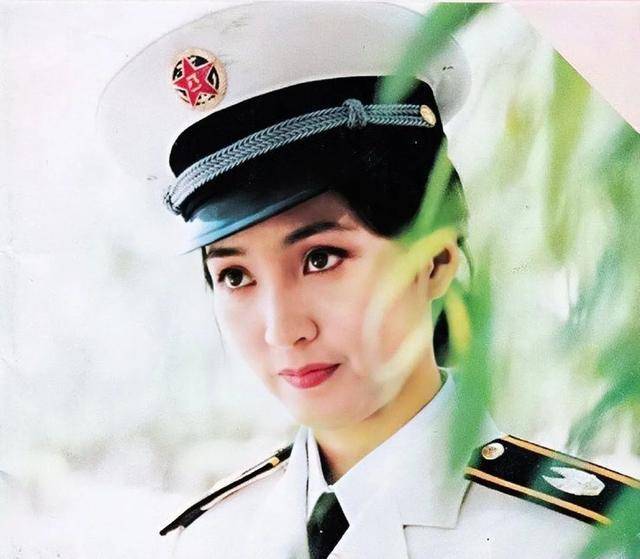 姐姐为屠洪刚抛弃糟糠夫,妹妹嫁歌唱家幸福至今,方舒姐妹大不同_手机