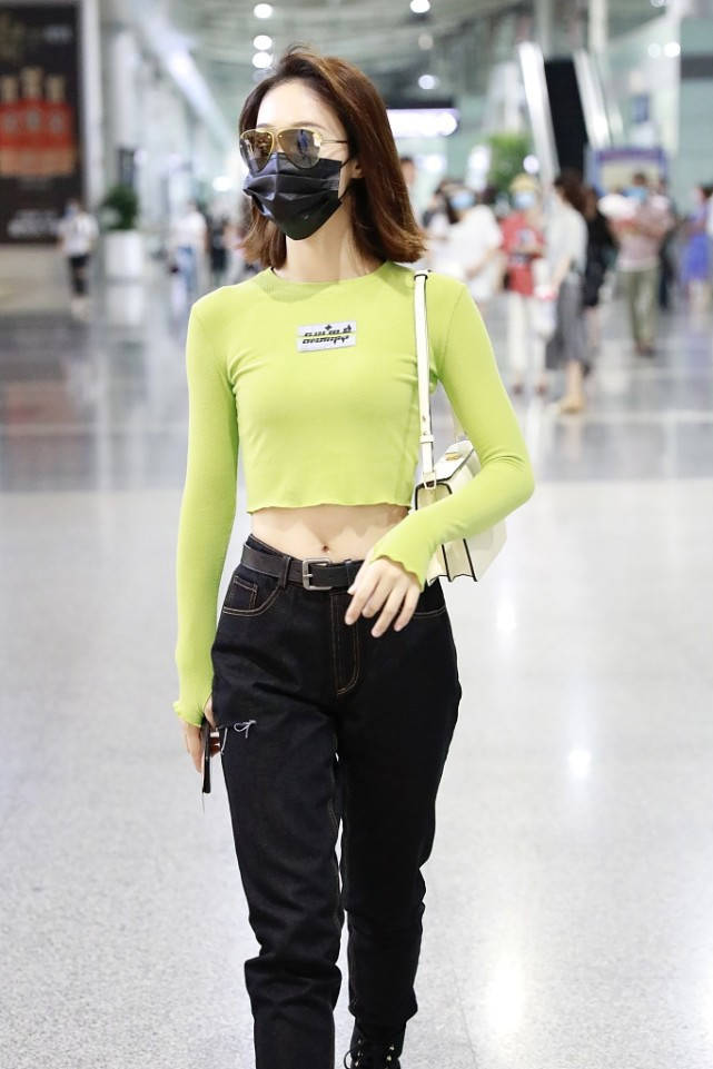 蓝盈莹出行穿荧光色露脐装搭黑色休闲裤打扮还是很酷的