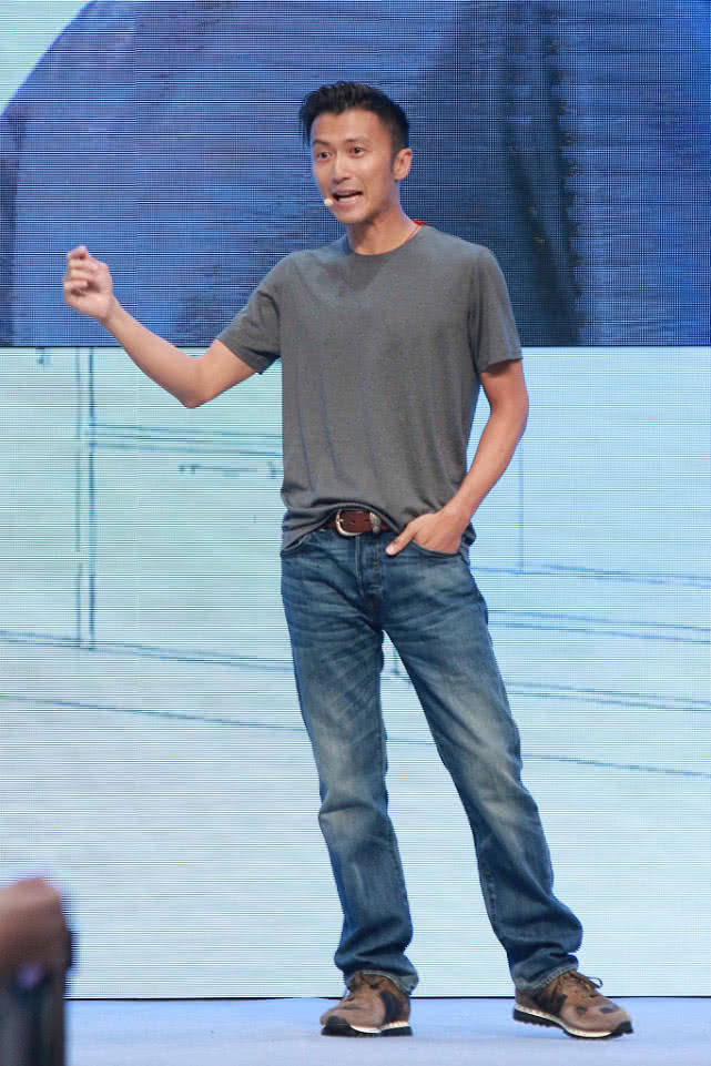 谢霆锋穿灰色的t恤,然后搭一条牛仔裤,随便一穿就很帅气!