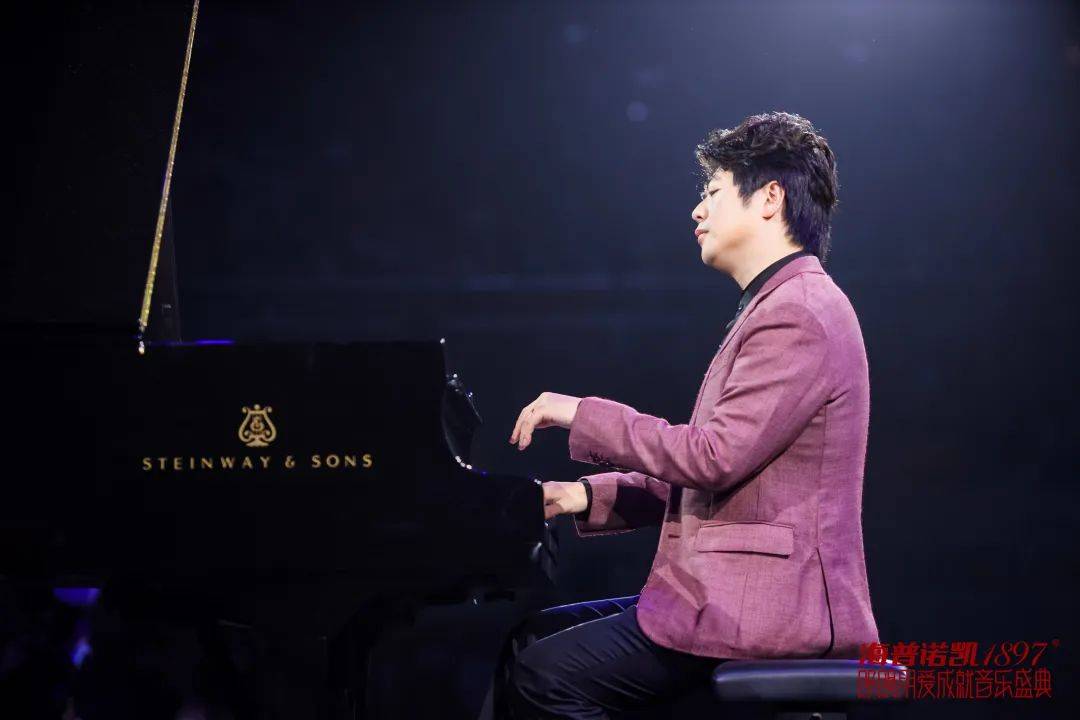 蜚声世界的国际钢琴大师郎朗,用一首首经典乐章为现场观众带来了一场