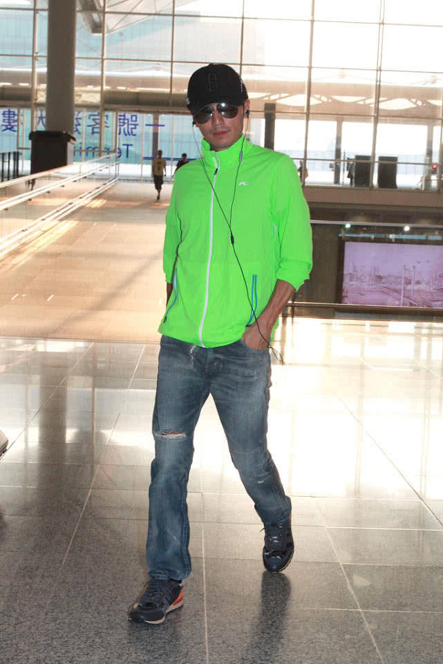 谢霆锋穿一件荧光色夹克搭一款牛仔裤很酷也很显气质