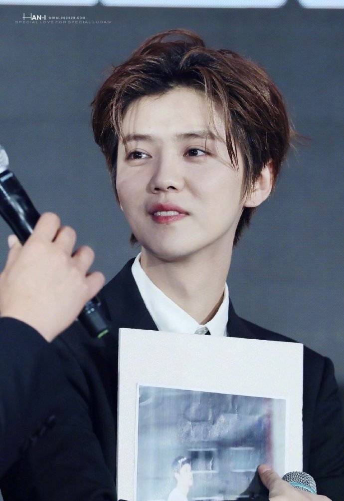 鹿晗黑色西装生图