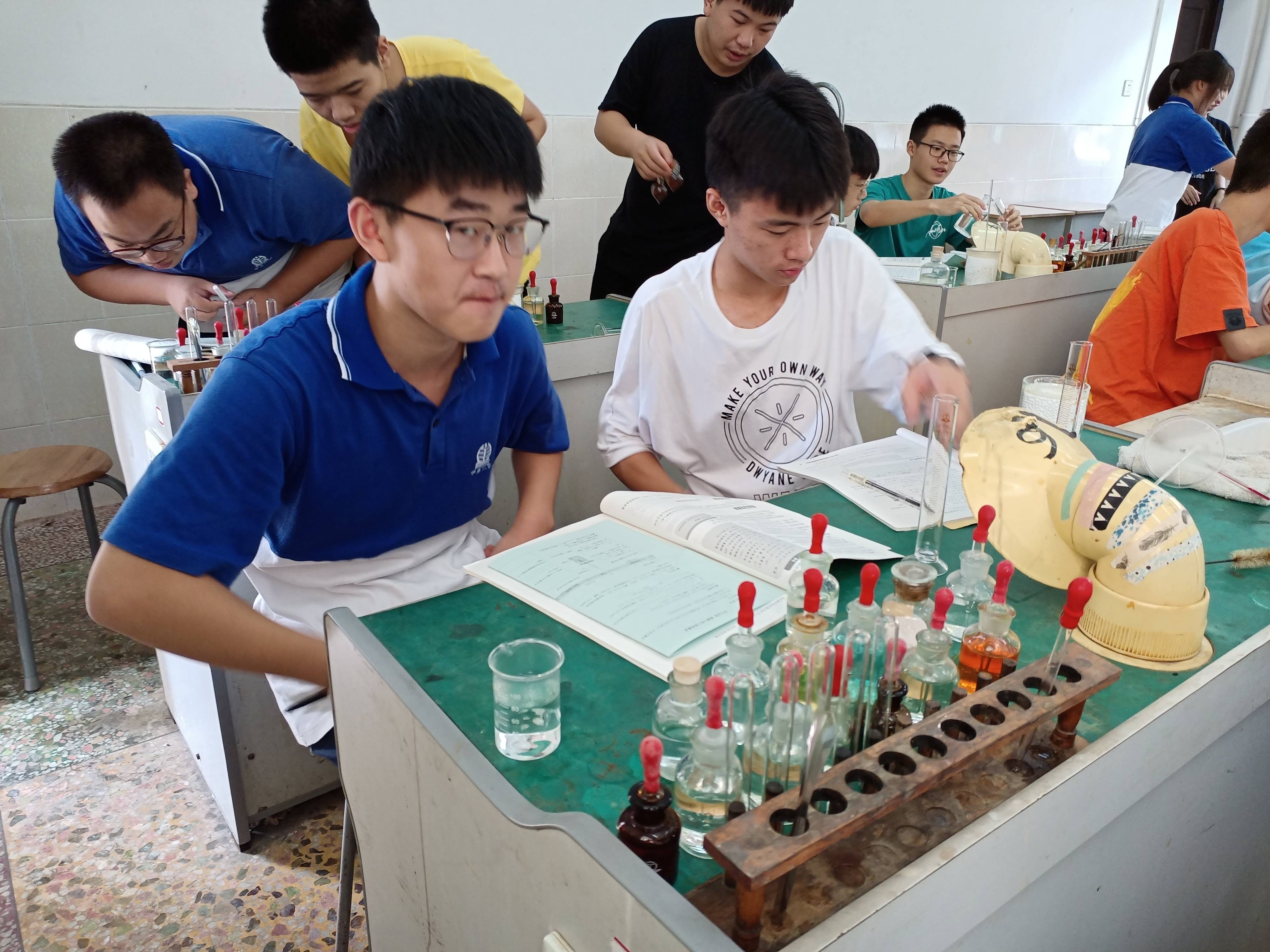 宁一高二785班(9.11)化学实验分组记录留影