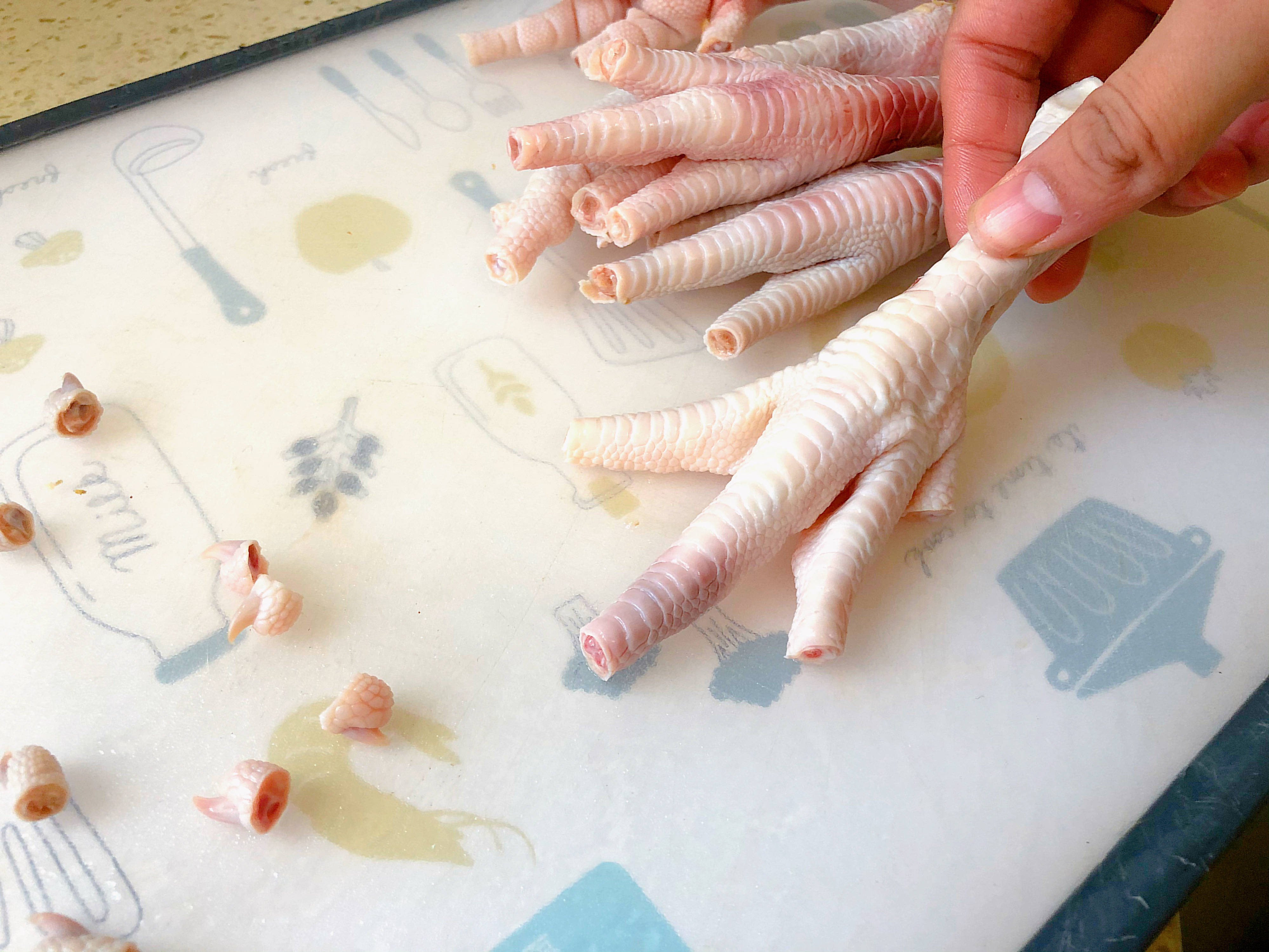 第一步:鸡爪先放清水里泡一会,然后去掉脚指甲,一剁三半.