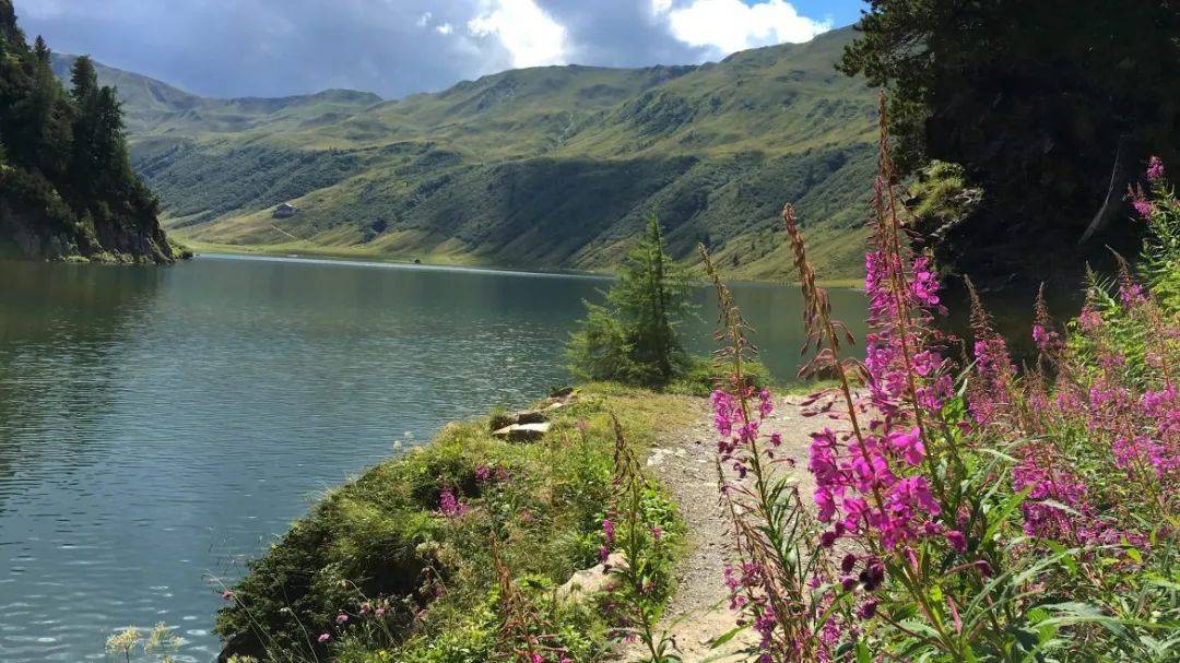 比如,一天就能打開 兩個位於不同海拔高度,最美高山湖泊,雅格湖(jger