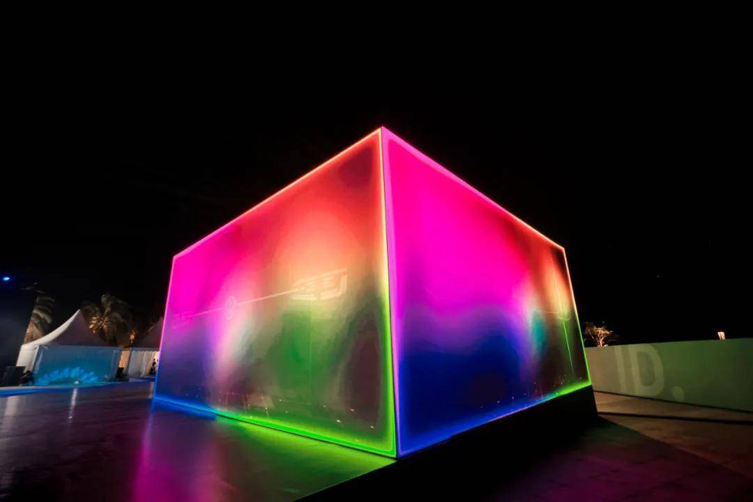 珠海大剧院前空投了一个巨型发光盒子,里面竟然装的是?_光影