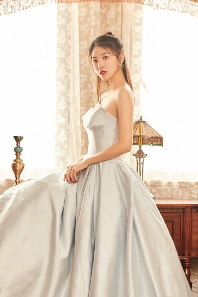杜雨宸甜美上线一袭银灰色抹胸礼服裙风姿绰约温婉性感