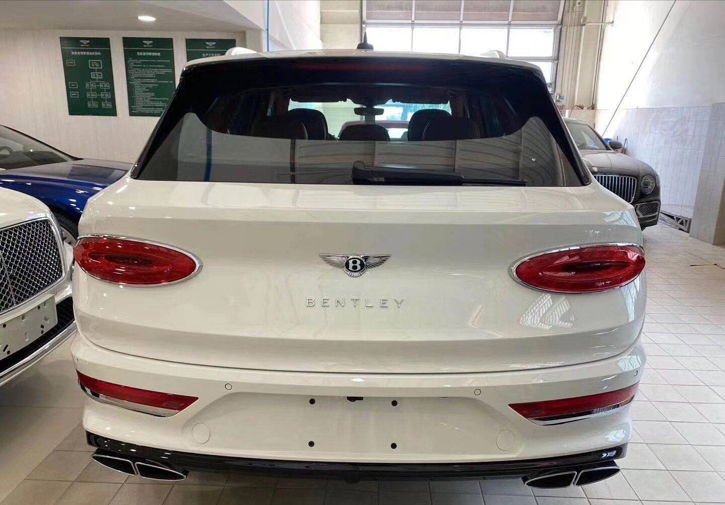 新款宾利添越suv亮相!双色车身 6.0t,加速4.1秒,比卡宴还帅气