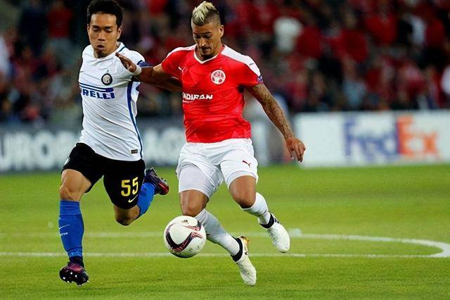 完全一致,攻防两端的表现也十分接近,此番对垒不妨看好双方握手言和