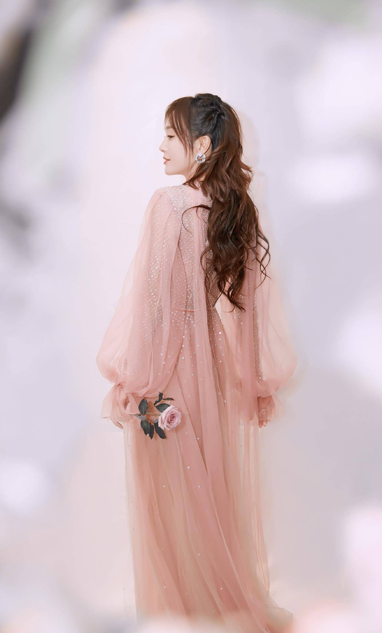 秦岚身穿粉色亮片连衣纱裙清纯时髦又减龄怎么看都没有41岁